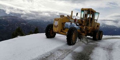 Gündoğmuş’ta karla kapanan grup yolları açıldı
