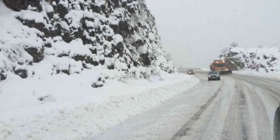 Kar kalınlığı 1 metreyi bulan Alacabel’de tırların geçişine izin verilmiyor
