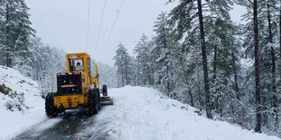 Antalya’nın ilçelerinde yollar karla kaplandı