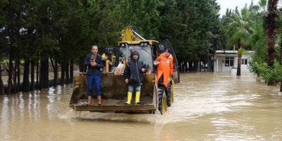 Sular altında kalan tatil sitesinde vatandaşlar bot ve kepçelerle tahliye edildi