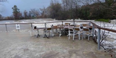 Manavgat Şelalesi coştu, çevresinde bulunan seyir terasları sular altında kaldı