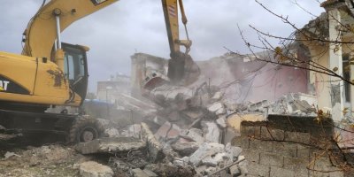 Toroslar’da tehlike oluşturan metruk binalar yıkılıyor