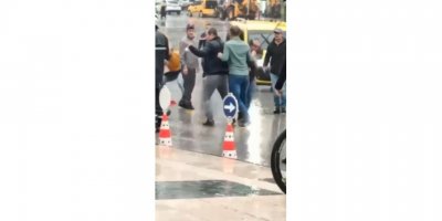 Antalya’da şehrin ortasında sopalı, tekmeli, yumruklu kavga kamerada