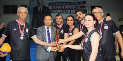 Voleybol turnuvasında Adana Çocuk Evleri Sitesi şampiyon oldu