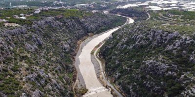 Yağışlar umut verdi, yazın kuruyan Alata Deresi denizle buluştu
