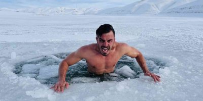 Çılgın fenomen buz tutan Van Gölü’ne daldı, hipotermi tehlikesi geçirdi