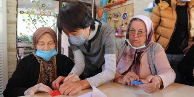 Japon öğretim üyesi Mavi Ev’de origami eğitimi verdi