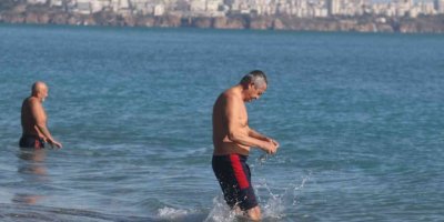Antalya’da Ocak ayı ortasında deniz keyfi