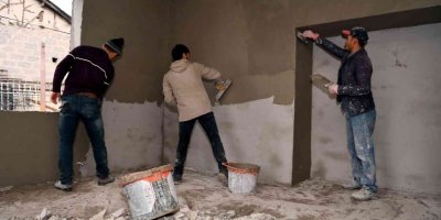 Mersin’de İhtiyaç Sahiplerinin Evleri Tadilattan Geçiriliyor