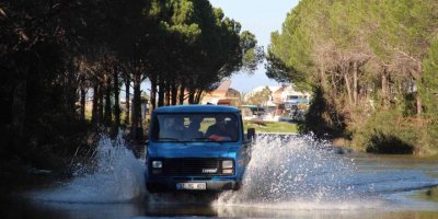 Su kaplı yolda sürücülerin zor anları