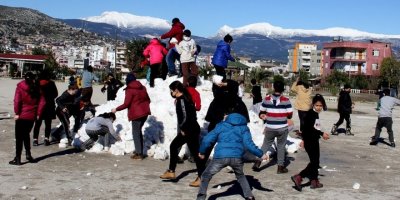 Adana’da öğrencilerin kar sevinci