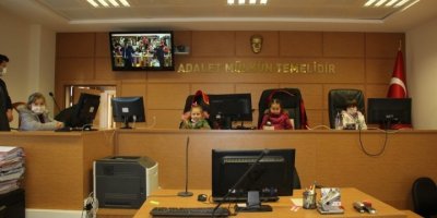 Hakim ve Savcı kürsüsünde bu kez minikler yer aldı