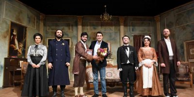 Tarsus Şehir Tiyatrosu, ’Çehov Vodvil’ oyunuyla Aksaraylı izleyicilerle buluştu