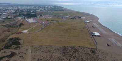 Serik’te vatandaşlardan Boğazkent Halk Plajında yapılan çim çalışmalarına destek