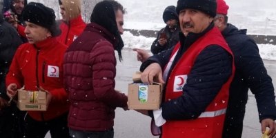 Kızılay Tag Otobanında Mahsur Kalan Vatandaşlara Kumanya Dağıttı