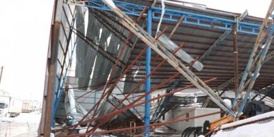 Kara dayanamayan geri dönüşüm fabrikasının çatısı çöktü