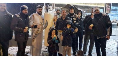 Karlı Havada Vatandaşa Dondurma İkramı