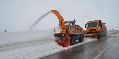 Antalya-Konya karayolunda kar kalınlığı 2 metreye yaklaştı