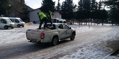 Antalya’da buz tutan yollarda tuzlama çalışması