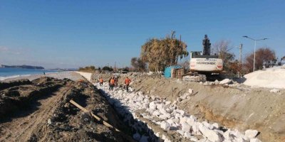 Dalgalar sonucu yıkılan istinat duvarı yenileniyor