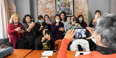 65 yaş ve üzeri kadınlar, torunlarıyla görüntülü görüşme yapmayı, internet üzerinden fatura ödemeyi öğreniyor.