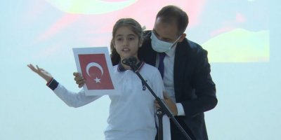 Karne töreninde okuduğu şiiri unutan öğrenciyi Milli eğitim Müdürü desteği