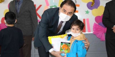 Yüreğir Kaymakamı Bingöl öğrencilerin karne heyecanına ortak oldu