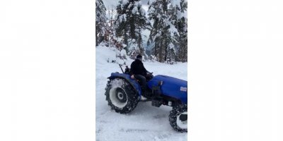 Kar sevincini traktörü ile ‘Drift’ yaparak yaşadı