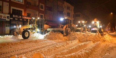 Caddelerden temizlenen karlar Ceyhan Nehri’ne can suyu oluyor
