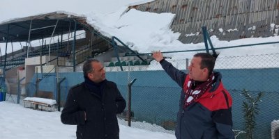 Hatay’da kardan tribünün çatısı çöktü