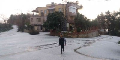 Manavgat’a yağan dolu, turizm merkezini beyaz örtüyle kapladı