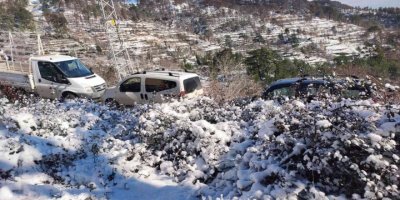 Manavgat’ta araçlar yolda mahsur kaldı