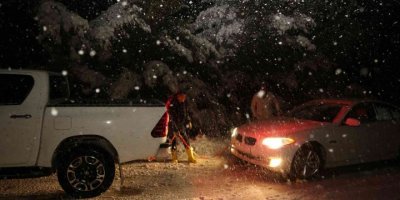 Karda mahsur kalan araçlar belediye ekiplerince kurtarıldı