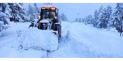 Mersin’de yoğun kar yolları kapattı, mahsur kalan vatandaşlar kurtarıldı