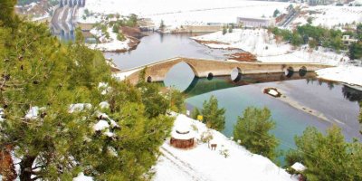 Tarihi Ceyhan Köprüsü görsel şölen sundu