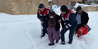 Jandarmadan yaşlı hastaya yardım eli