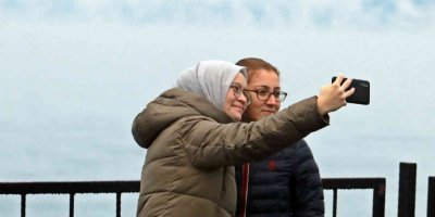 Sabah uyandıklarında kar yağışı gören Antalyalılar kendini sokağa attı