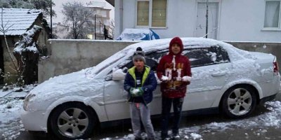 Antalya’da karla kaplı sahada golf oynadı