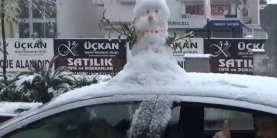 Antalya’da vatandaşlar aracın üzerinde kardan adam ile şehir turu attı