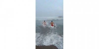 Antalya’da iki kardeş karın sevincini lapa lapa yağan kar altında denize girerek çıkardı