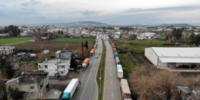 Osmaniye gişelerinde oluşan tır kuyruğu havadan görüntülendi
