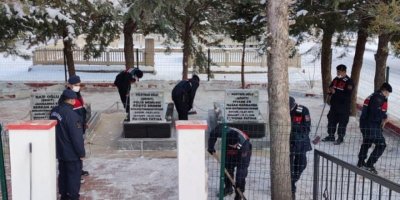 Jandarma Şehit Kabirlerini Temizledi