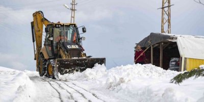 Mersin’de karla mücadele çalışmaları sürüyor