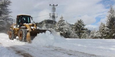 Antalya’da kardan kapanan yollarda çalışma