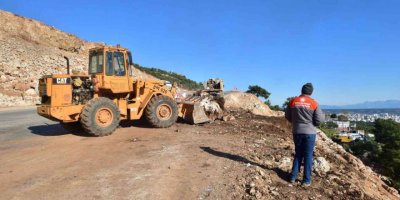 Kepez Fatin Gökmen Caddesi’nde taş duvar çalışması