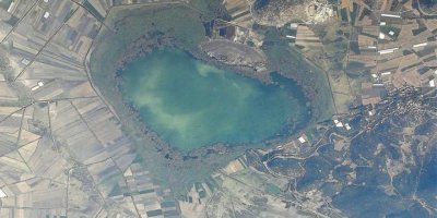 Kalp şekli ile dikkat çeken Gölhisar Gölü kısmen dondu