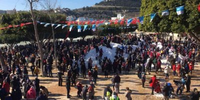 Mahalle yollarını kapatan tonlarca kar şehirde çocukların eğlencesi oldu