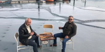 Buz tutan Eğirdir Gölü üzerinde tavla keyfi yaptılar