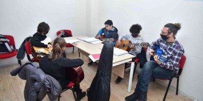 Çocuklar zararlı alışkanlıklardan müzikle uzaklaşıyorlar