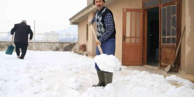 Gündelik işçiler kar mesaisinde